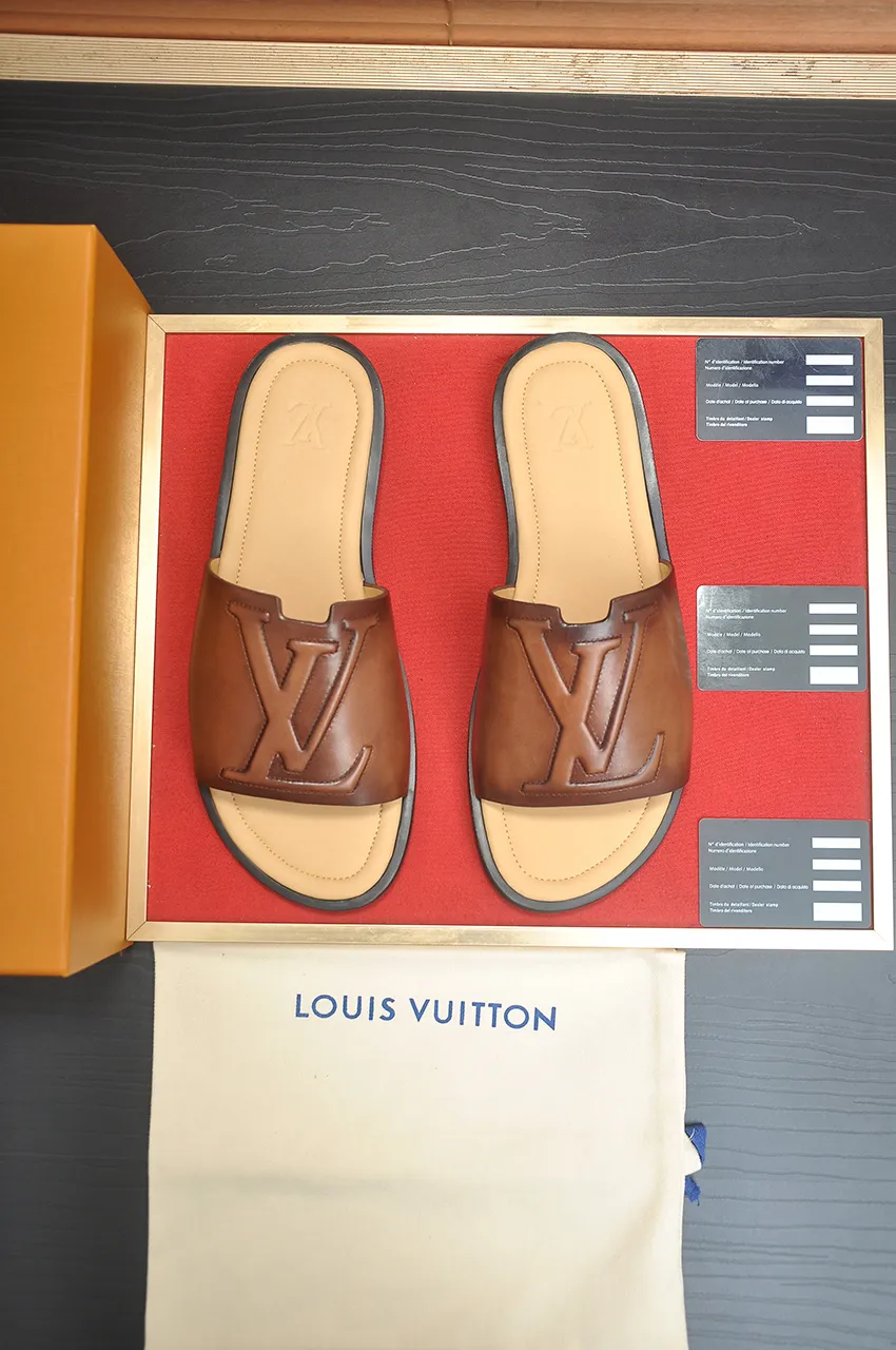 Men's shoes 💰360💶 [Louis Vuitton LV slippers] (high-end cowhide) counter 1:1 fashion style, a must-have for summer! The designer used LV’s iconic outsole. The original simple slippers instantly become fashionable! The upper is made of flexible special cowhide leather straps alternately, and the workmanship is exquisite! A must-have for stylish men in summer, size 38-46 (45 46 customized)